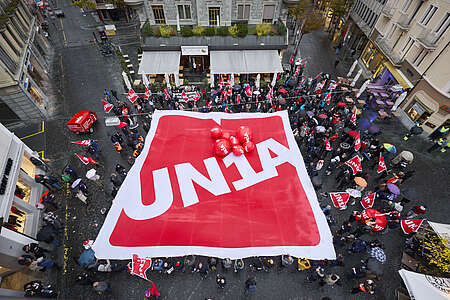 Les délégué-e-s montrent la couleur sur la Stadtplatz de Brigue.
