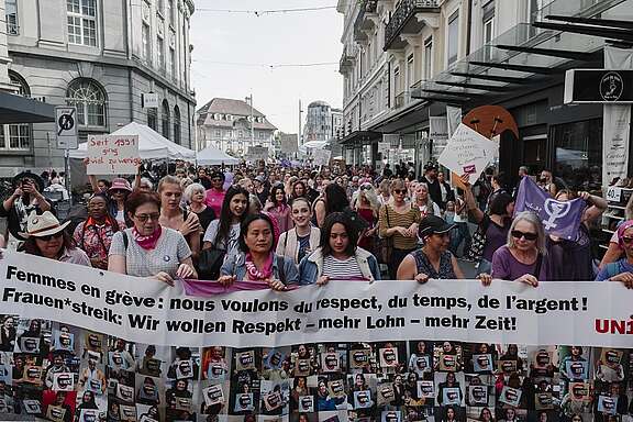 Manifestation pour la grève des femmes* à Bienne
