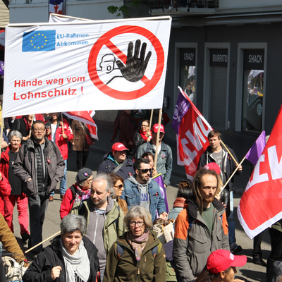 1.-Mai-Umzug in Zürich mit Unia-Fahnen und einem Transparent: 