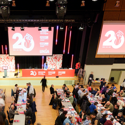 Les quelques 400 délégué-e-s du congrès d'Unia remplissent la Simplonhalle de Brigue