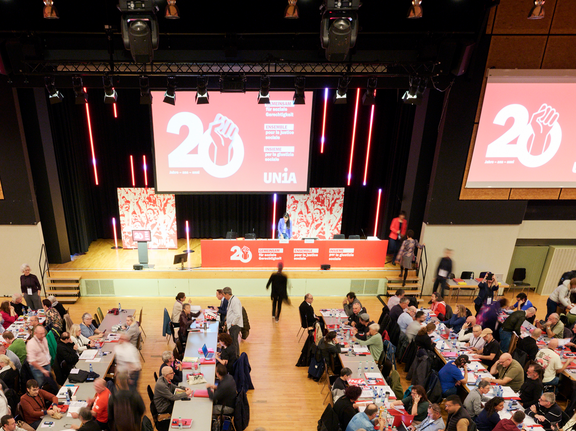 Les quelques 400 délégué-e-s du congrès d'Unia remplissent la Simplonhalle de Brigue