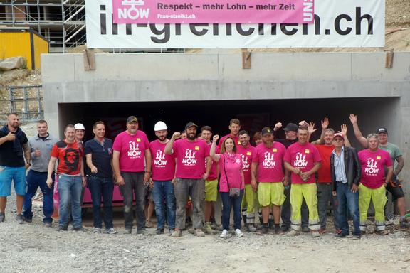 I muratori in un cantiere di Grenchen in maglietta rosa dello sciopero delle donne