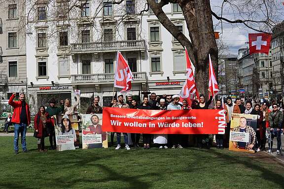 Gastro-Arbeitnehmende mit Transparent