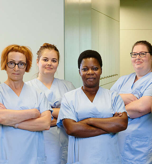 Un groupe de soignant-e-s les bras croisés