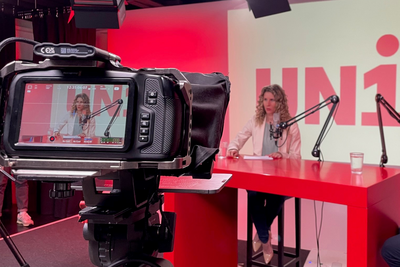 Sprecherin des Podcast Industrie News im Studio in Bern