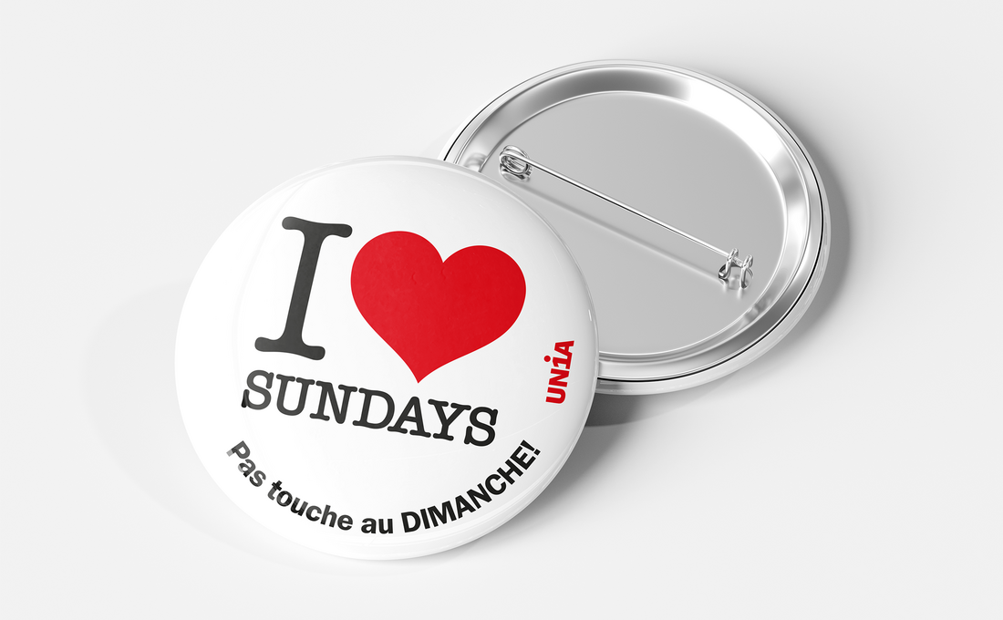 Badge portant l'inscription: "I ❤️ Sundays. Pas touche au DIMANCHE!"