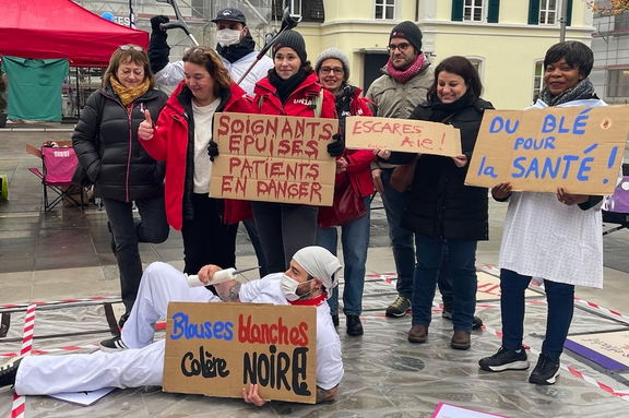 Les soignant-e-s distribuent le médicament « IbuProSoins® Forte » aux passant-e-s.