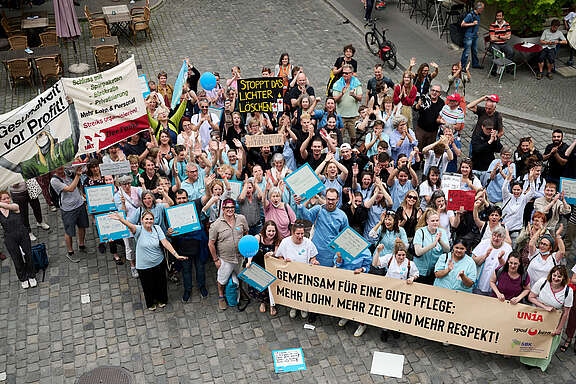 Pflegende an einer Demo mit Schild «Stoppt das Lichterlöschen»