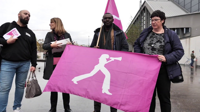 Frauen aus dem Detailhandel mit Women-Want-More-Riesentasche und Unia-Fahne