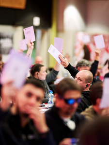Au congrès, les votes ont lieu d&#039;abord à main levée, puis électroniquement s&#039;ils ne sont pas immédiatement clairs.