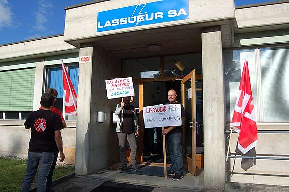 Striekende mit Transpis bei Lassueur (VD)