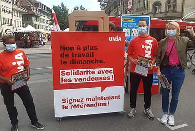 Röcole de signatures pour un röförendum d'Unia