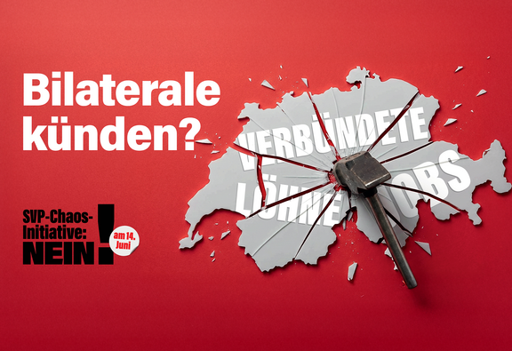 Visual gegen die Chaos-Initiative: Ein Hammer hat auf eine Schweizerkarte geschlagen und zertrümmert. Auf der Schweizerkarte steht: Verbündete, Löhne, Jobs