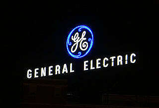 Logo von General Electric in der Nacht