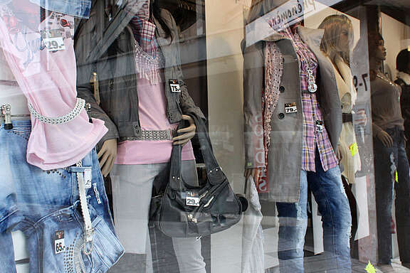 Schaufenster eines Kleiderladens