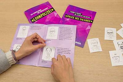 Frauenhände am Einkleben der Klebebilder