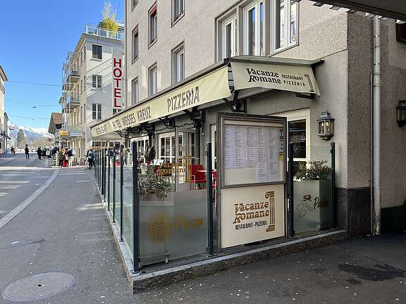 Restaurant an einer Strasse in Interlaken
