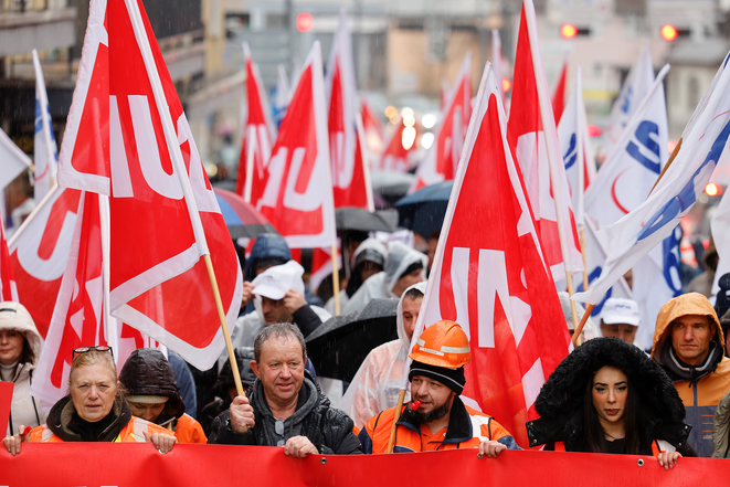 Des salarié-e-s de Steeltec à l'avant de la manifestion, sous la pluie