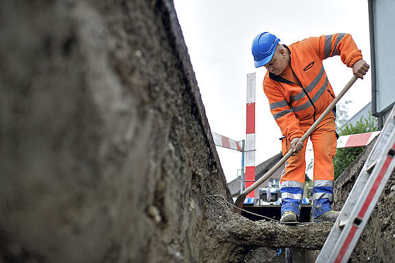 Bauarbeiter mit Schaufel