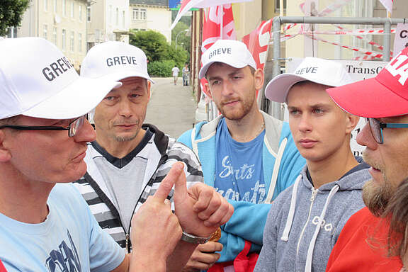 Zu 9 statt 25 Franken pro Stunden erhalten die Arbeiter -  und leisten zudem konstant Überstunden und Samstagsarbeit.