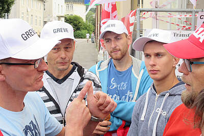 Zu 9 statt 25 Franken pro Stunden erhalten die Arbeiter -  und leisten zudem konstant Überstunden und Samstagsarbeit.