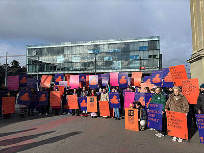 Donne del mondo del lavoro e della politica con manifesti contro la violenza di genere