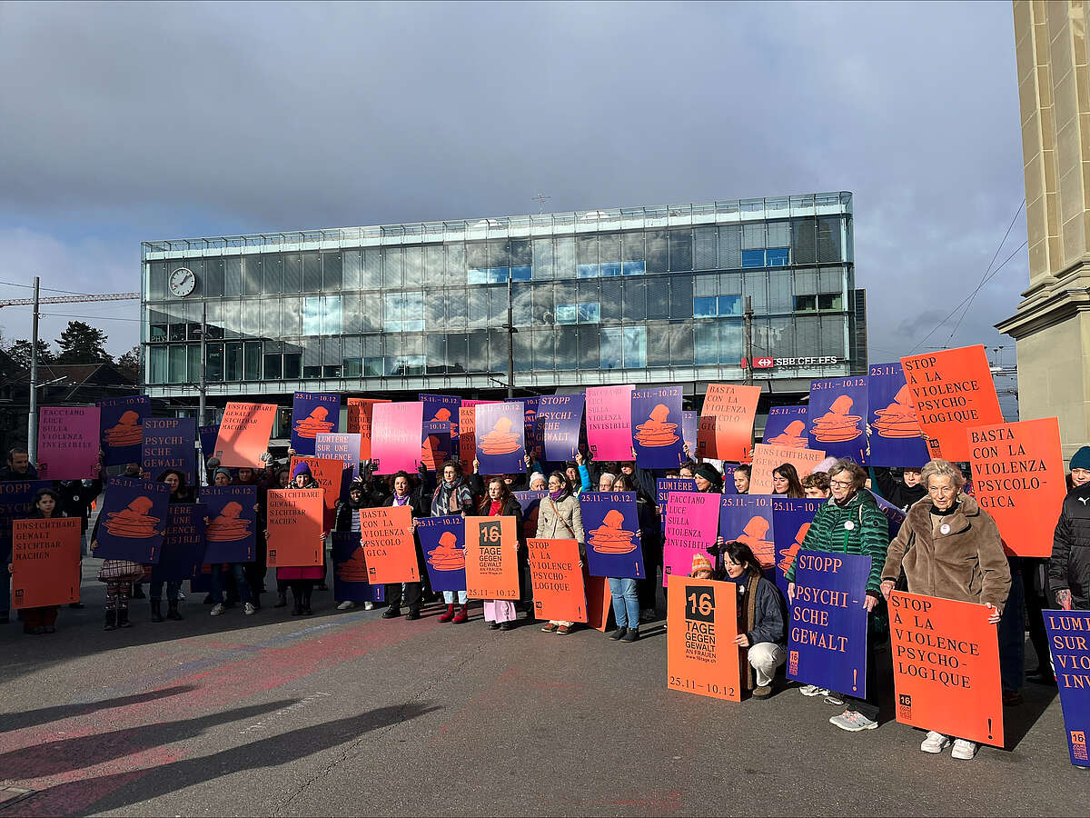 Frauen aus der Arbeitswelt und der Politik mit Plakaten gegen die Gewalt an Frauen