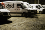 DPD-Lieferwagen früh morgens in einem Depot