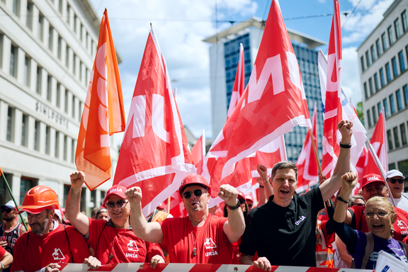 Travailleurs du bâtiment et syndicalistes le poing levé lors d'une manifestation dans la construction