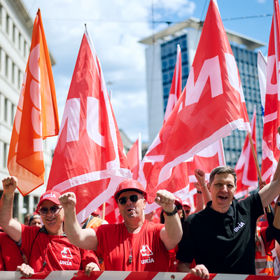 Travailleurs du bâtiment et syndicalistes le poing levé lors d'une manifestation dans la construction