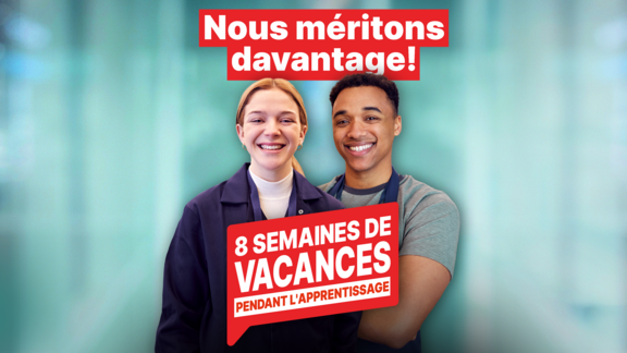 Deux jeunes professionnels en tenue de travail sourient avec assurance devant un arrière-plan moderne et flou.