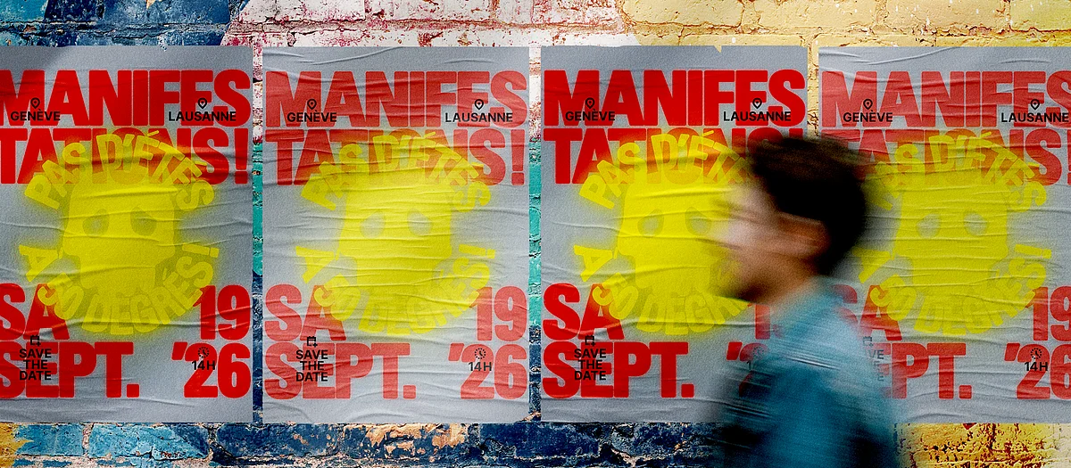 Une personne passe devant des affiches collées sur un mur, sur lesquelles on peut lire: «Pas d'étés à 50 degrés. Manifestations. Lausanne, Genève. 19 septembre.»