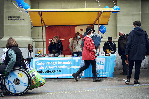 Personale curante durante un’azione a Berna