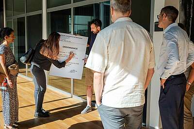 Les représentant-e-s du comité des assistant-e-s en pharmacie et d’Unia Vaud remettent la pétition à la Société Vaudoise de Pharmacie