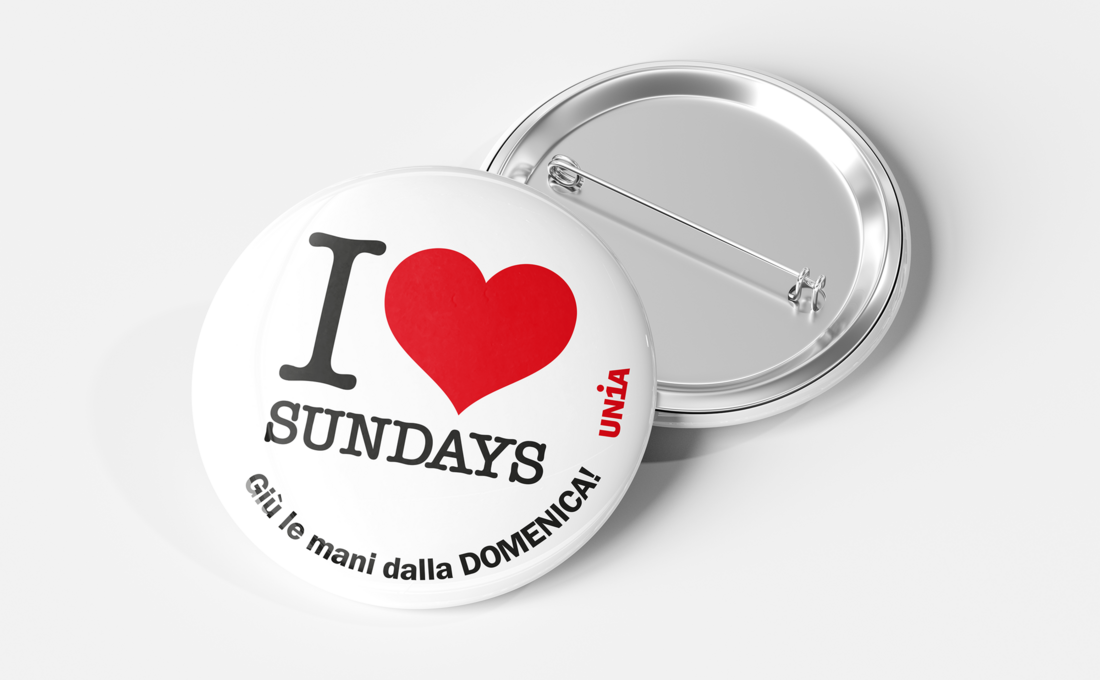 Spilla con la scritta: "I ❤️ Sundays. Giù le mani dalls DOMENICA!"