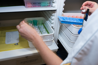 Une assistante médicale devant une armoire à médicaments