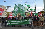 Gartenbau-Aktion 2017: Gärtner*innen mit Unia-Fahnen und Transparent «Für eine grüne Branche mit Zukunft»