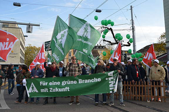 Gartenbau-Aktion 2017: Gärtner*innen mit Unia-Fahnen und Transparent «Für eine grüne Branche mit Zukunft»