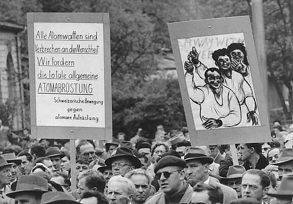 Un manifesto di Comensoli durante una manifestazione a Zurigo