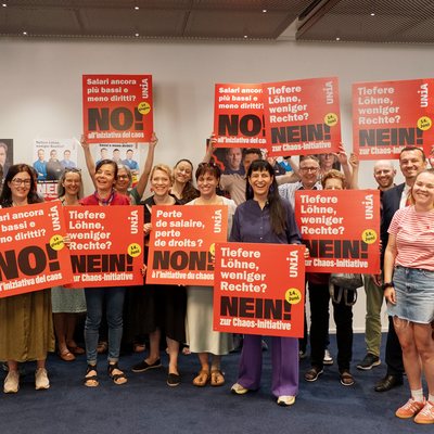 Gewerkschafterinnen und Gewerkschafter jubeln über die gewonnene Abstimmung