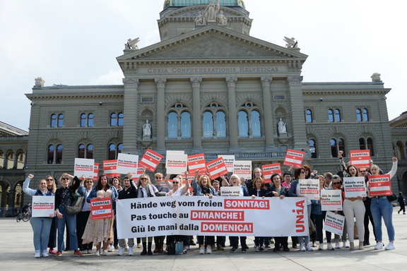 Verkäufer:innen stehen mit Schildern und einem Transparent vor dem Bundeshaus und fordern: «Hände weg vom freien Sonntag!»