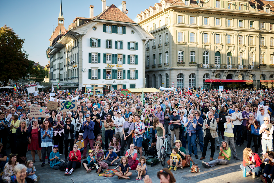 Une foule dense remplit la Place fédérale à Berne.