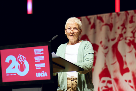 Doris Schmidhalter, présidente d&#039;Unia Valais, souhaite la bienvenue aux participant-e-s.