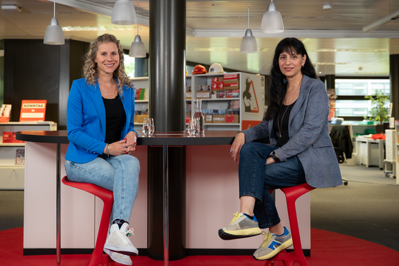 Vania Alleva und Moderatorin Susanne Hueber während der Aufnahme von Industrie-News