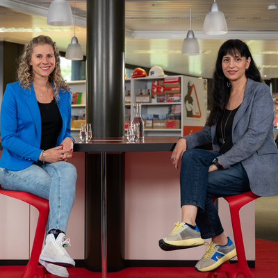 Vania Alleva und Moderatorin Susanne Hueber während der Aufnahme von Industrie-News