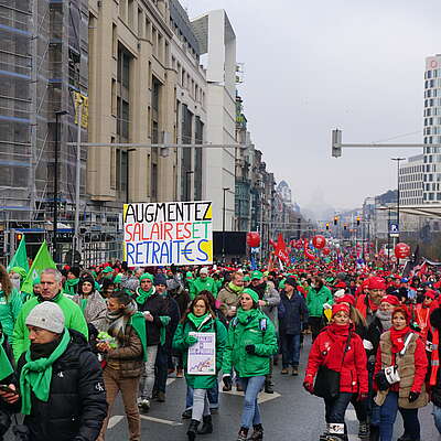 Des syndicalistes européens manifestent pour des retraites plus élevées: au milieu de la manifestation, il est brandi une affiche avec la phrase 