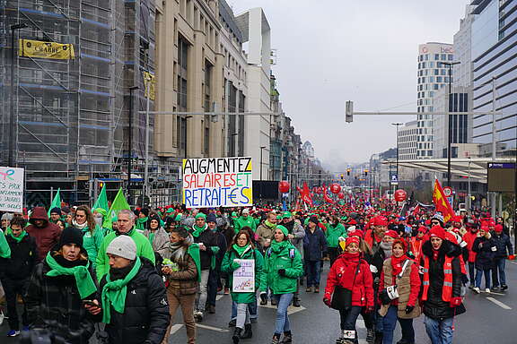 Gewerkschafter:innen demonstrieren für höhere Renten. Tafel mit dem Spruch «Löhne und Renten erhöhen»