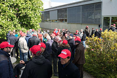 Streikende vor dem Gebäude von Thermo Fisher Scientific in Ecublens (VD)