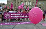 Kundgebung auf dem Bundesplatz mit viel Lila und Transparent: Uns reicht's! Lohngleichheit jetzt!
