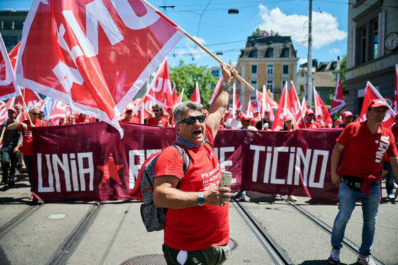 Più di 15'000 edili combattivi manifestano a Zurigo